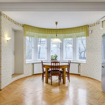 Elegance In The Heart Of - 150 M2 Luxurious With 4 Large Bedrooms! טאלין